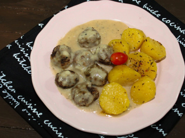 meatballs-and-gravy