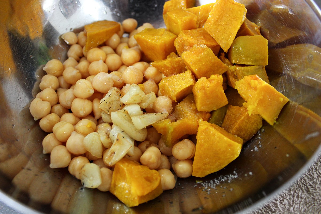 Roasted Garlic and Pumpkin Hummus