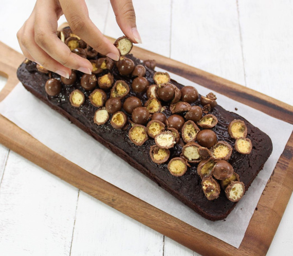 Chocolate-cake-with-maltesers