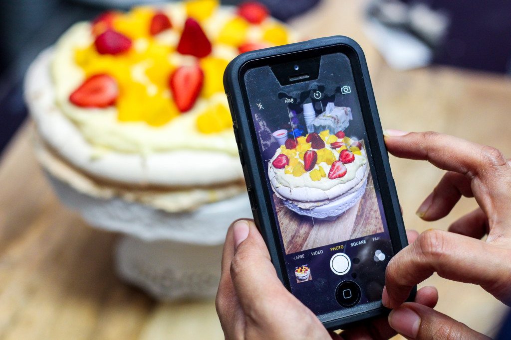 Pavlova With Lemon Curd Cream