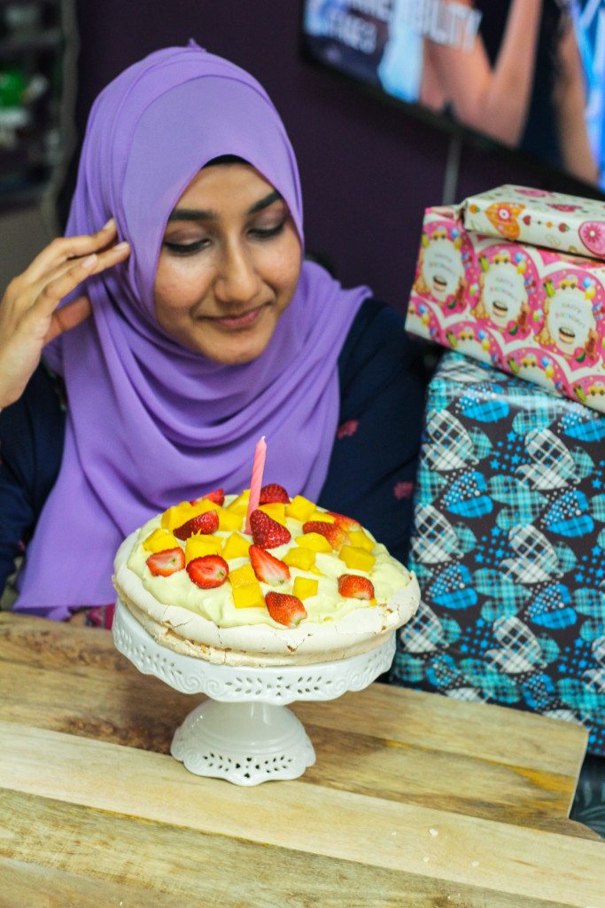 Pavlova With Lemon Curd Cream