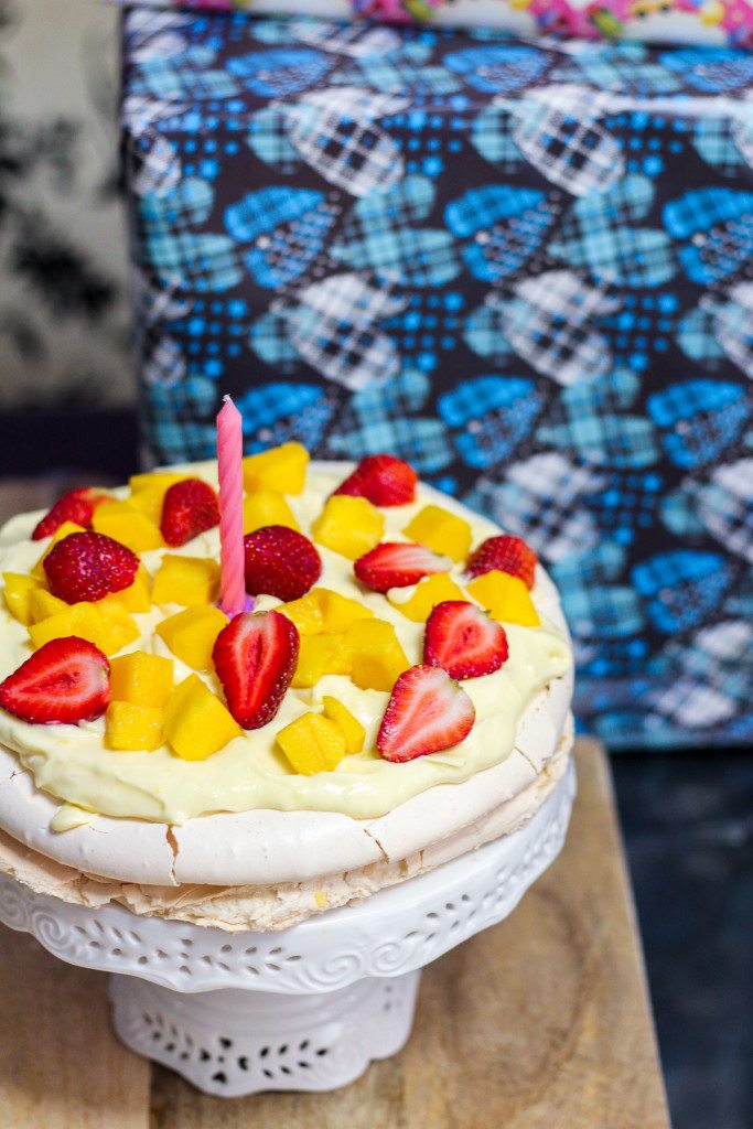 Pavlova With Lemon Curd Cream