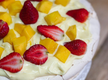 Pavlova With Lemon Curd Cream
