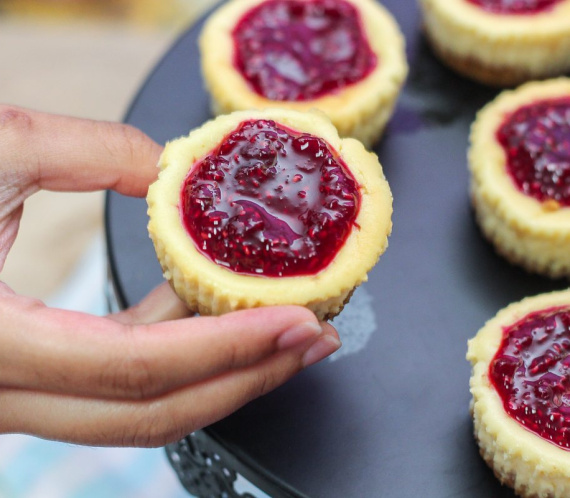 Cheesecake with Raspberry Sauce
