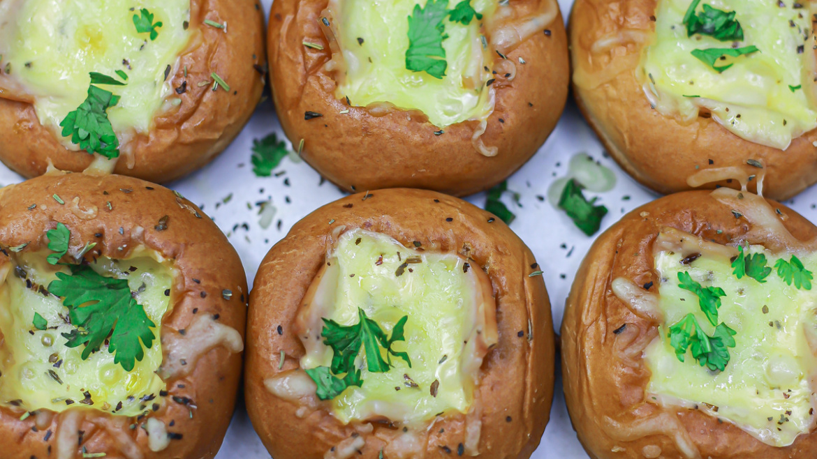 Easy Garlic Butter Cheese Buns