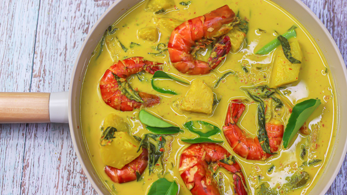 Udang masak lemak nenas - Pineapple prawn curry
