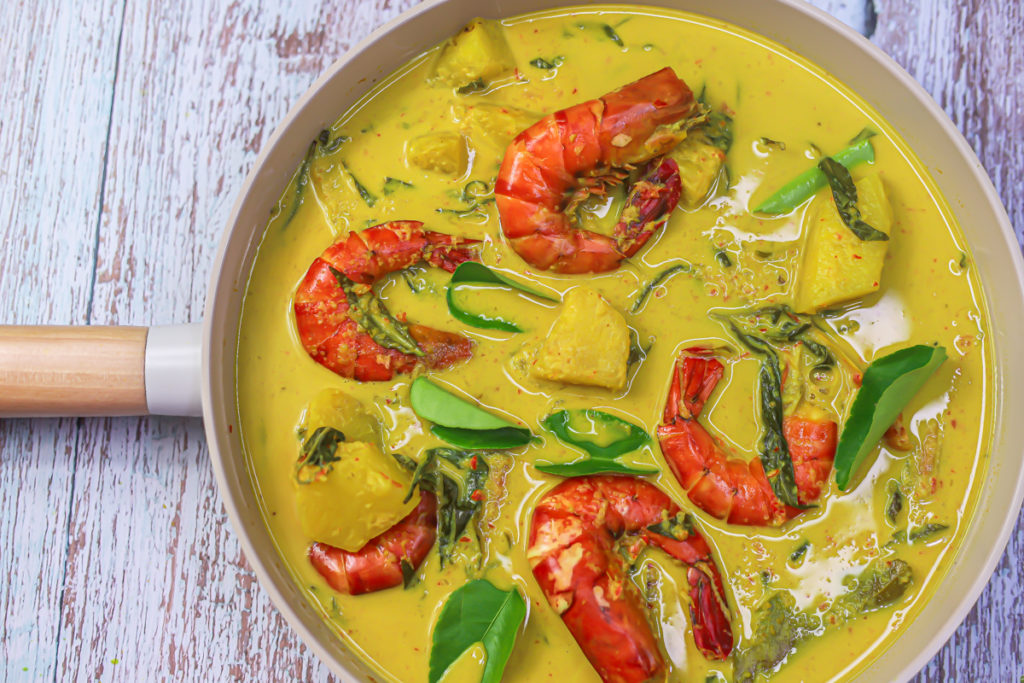 Udang masak lemak nenas - Pineapple prawn curry